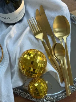 Bestiksæt 16 dele i Guld farve.