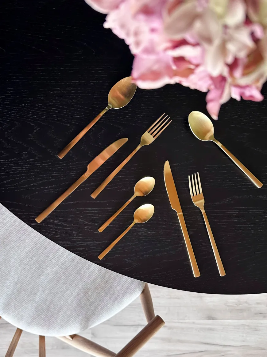 Bestiksæt 16 dele i Guld farve.