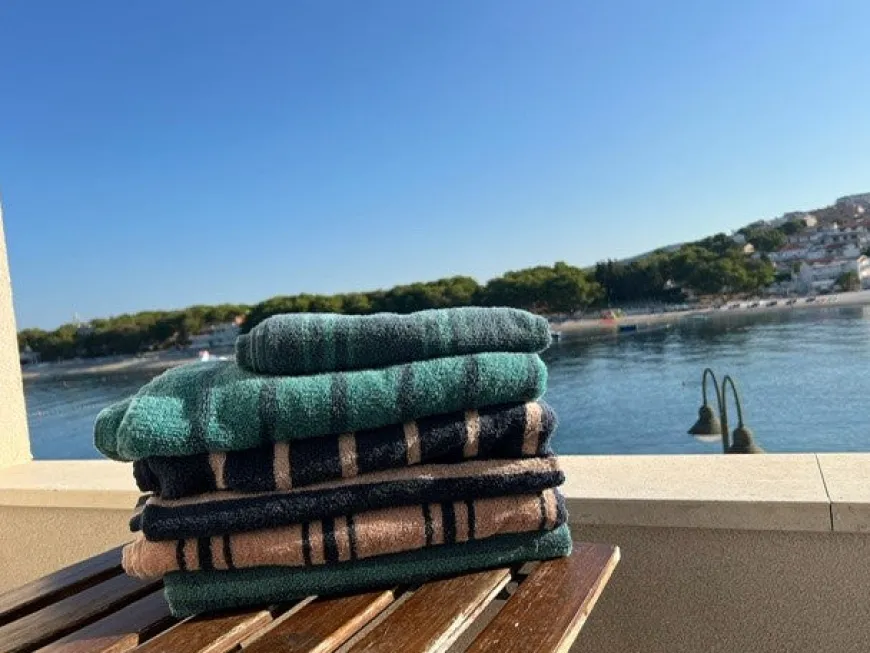 BIAS Håndklæde (50x100cm) i Mediterranea/Oil Blue