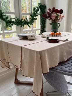 Bordløber m. Rød Broderi Kant (30x180cm)