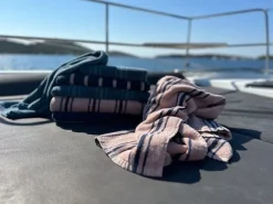 CALIX Håndklæde (50x100cm) Rose Smoke/Insignia Blue