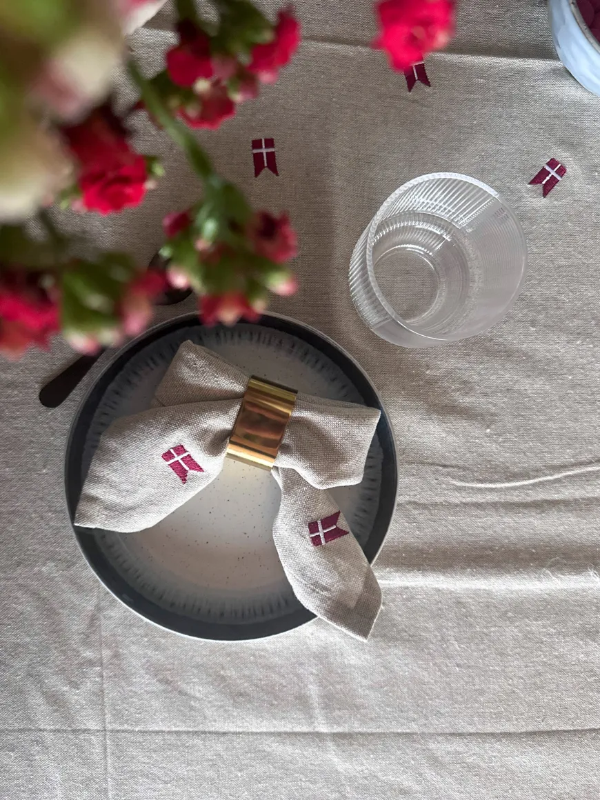 Dug m. Broderet Dansk Flag ( 140x270cm) Hørfarve