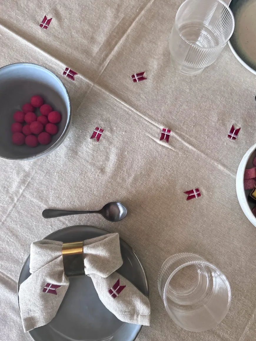 Dug m. Broderet Dansk Flag ( 140x270cm) Hørfarve