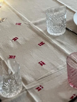 Dug m. Broderet Dansk Flag ( 140x270cm) Hørfarve