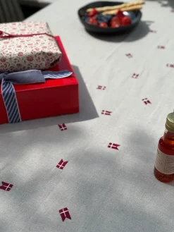 Dug m. Broderet Dansk Flag. (140x320cm) Hørfarve