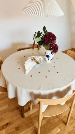 Dug m. Broderet Dansk Flag. (Ø160cm) Beige