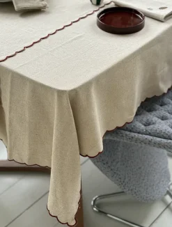 Dug m. Rød Broderi Kant. (140x180cm)