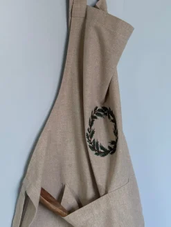 Forklæde m Krans Broderi (71x125cm)