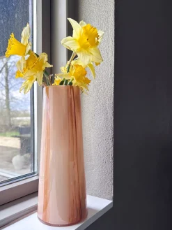 Høj smal glasvase, creme m/strib