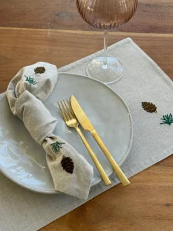 Juledækkeserviet m Grankogle Broderi (30x45cm)