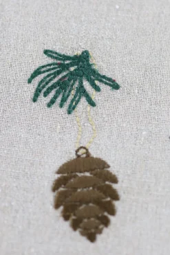 Juledækkeserviet m Grankogle Broderi (30x45cm)