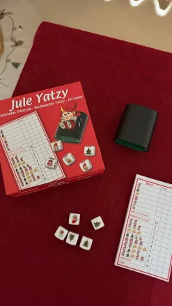 Julius Yatzy Spil. ( 5 terninger, 1 blok og 1 bæger)