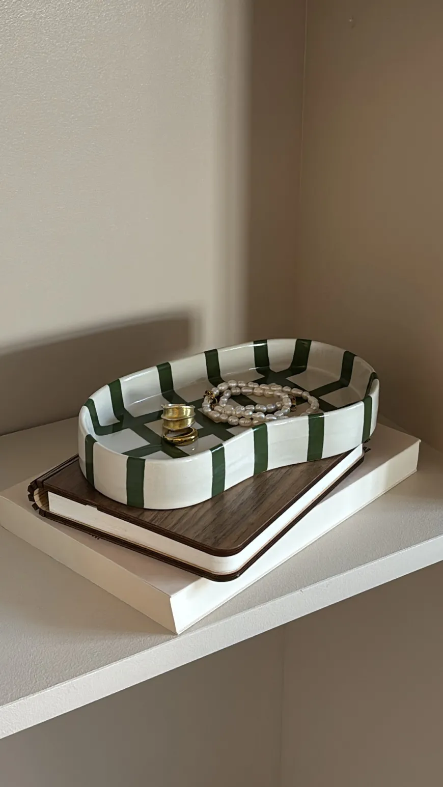 Keramik Bakke BIDDA i Beige m. Grøn Striber (12,2x20x3cm)