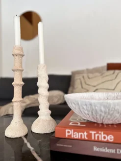 Lysestage. (Ø10x25,5cm). Beige