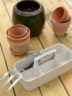 Opbevaringsboks med håndtag og flere rum, ass fv.