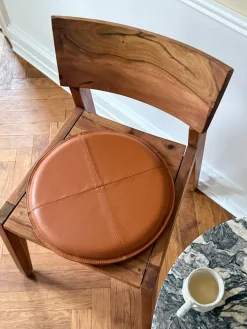 Rund Skindpude. Cognac