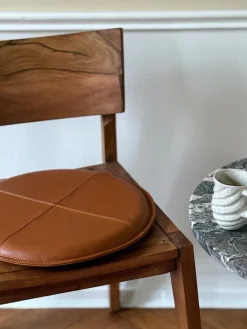 Rund Skindpude. Cognac