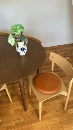 Rund Skindpude. Cognac