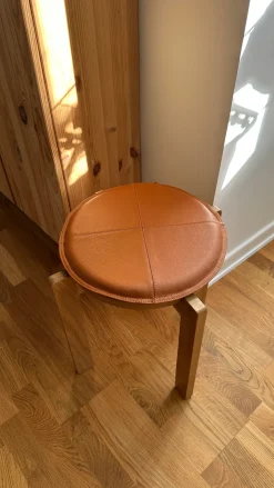 Rund Skindpude. Cognac