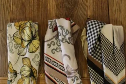 Satin tørklæde (70x70cm) Blomster