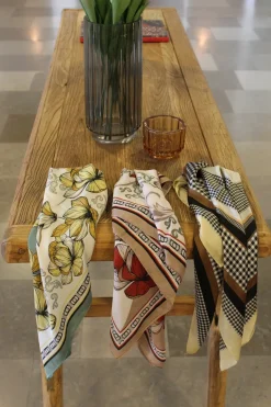 Satin tørklæde (70x70cm) Blomster