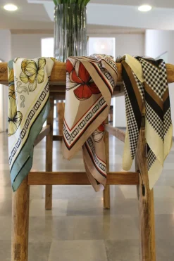 Satin tørklæde (70x70cm) Blomster