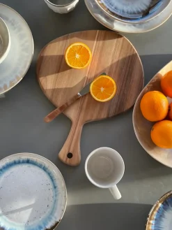 Skærebræt i Akacietræ ( Ø30X38X1,5cm).