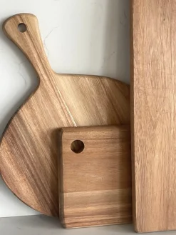 Skærebræt i Akacietræ ( Ø30X38X1,5cm).