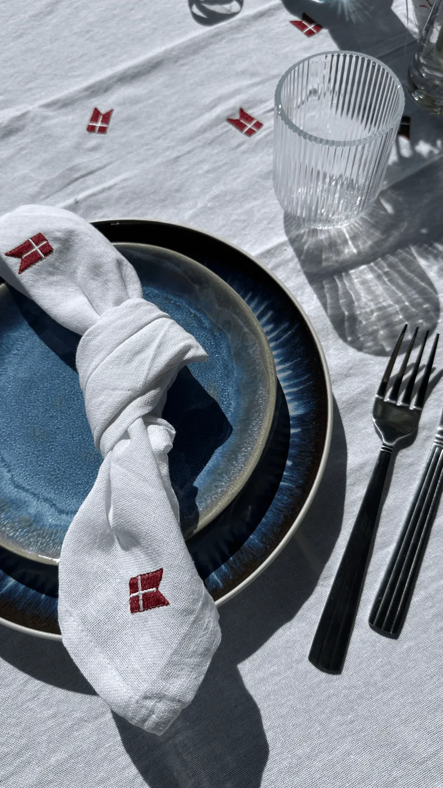 Stofserviet m. Broderet Dansk flag. (40x40cm) Hvid